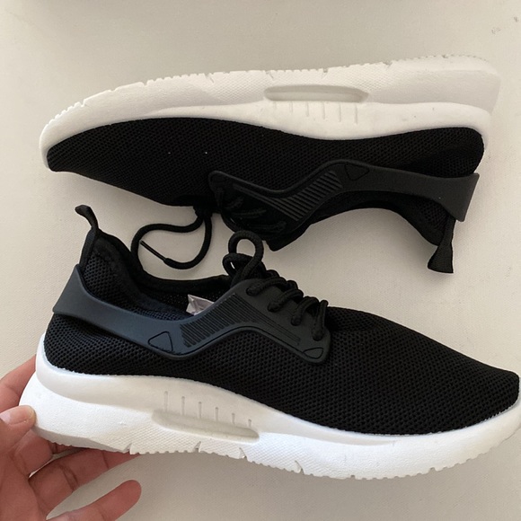 NIB Black Sneaker by Fashion Nova Just like Lightening Runner Size:9 - Picture 2 of 7